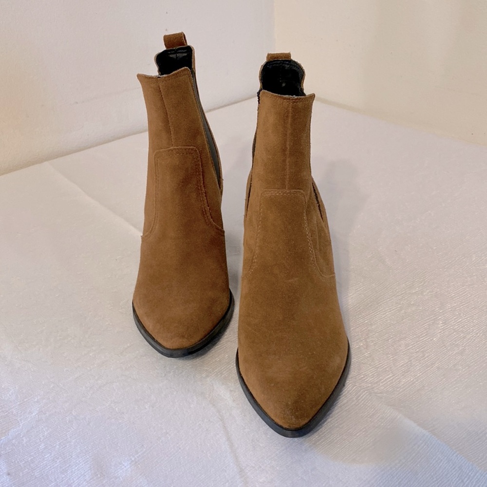Pointy, cognac colored suede booties.